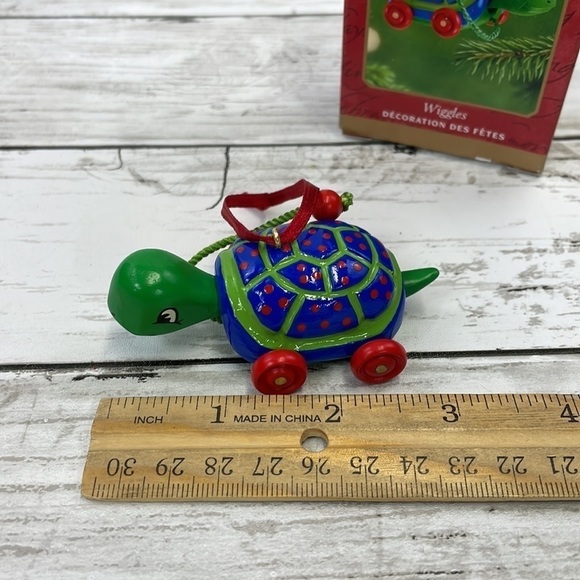 HALLMARK “WIGGLES” Christmas ornament vintage 2001 - Picture 2 of 7